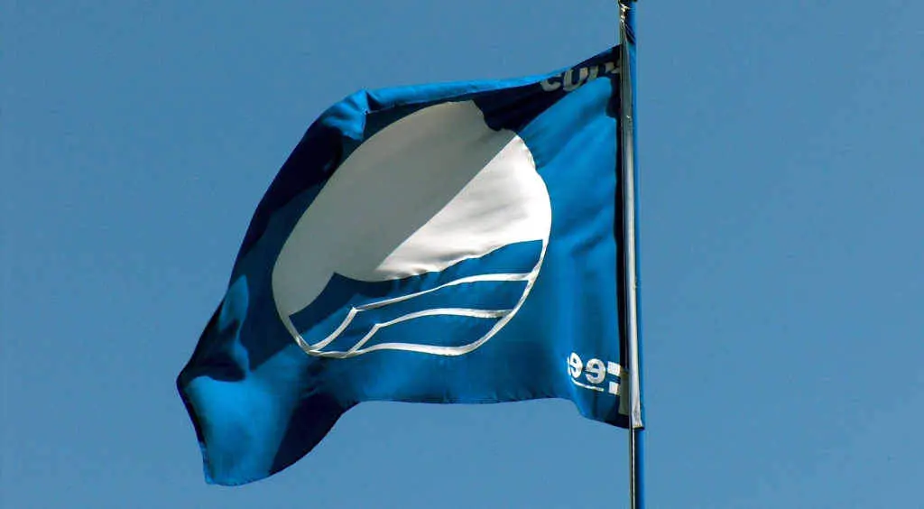 Unha bandeira azul instalada nunha praia (Foto: Europa Press).