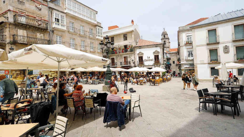 Terrazas de estabelecementos hostaleiros na praza da Constitución de Vigo (Foto: Marta Vázquez Rodríguez / Europa Press).