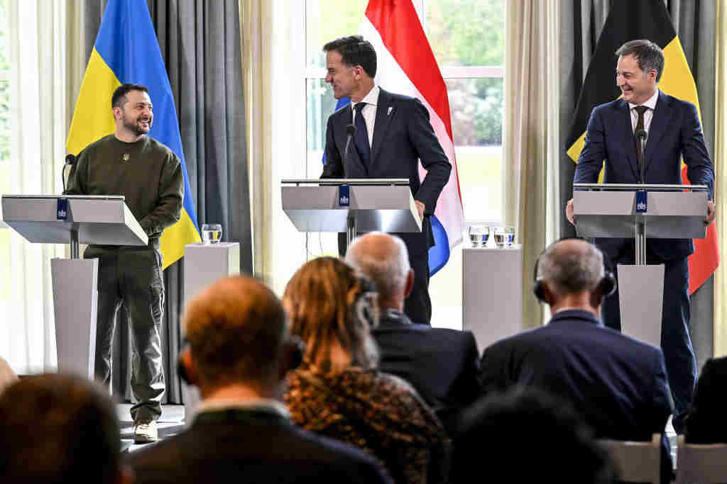 O presidente ucraíno Volodimir Zelenski, onte, na Haia cos líderes de Países Baixos, Mark Rutte, e Bélxica, Alexander De Croo. (Foto: Dirk Waem / Zuma Press)