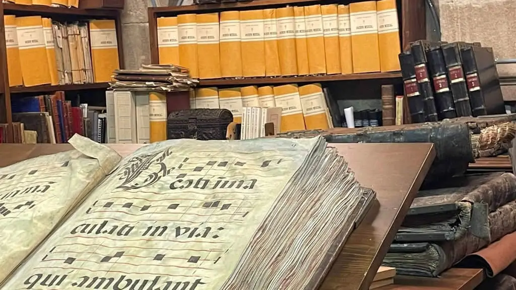 Volumes custodiados no Arquivo-Biblioteca da Catedral de Santiago de Compostela. (Foto: Cami&ntilde;o Medievalista)