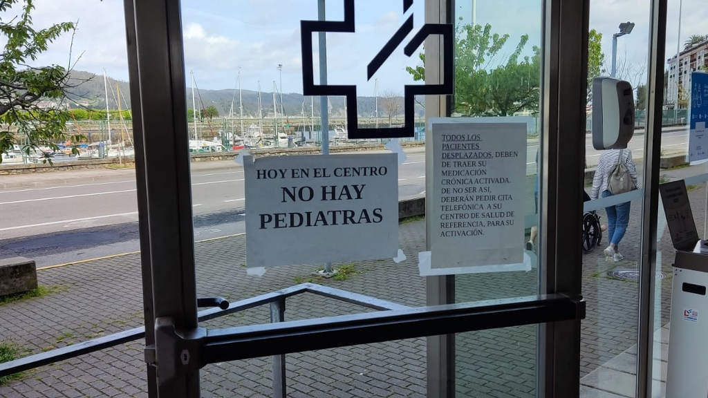 Cartaz pendurado na entrada do centro de saúde de Viveiro, na Mariña, a pasada semana. (Foto: Nós Diario)