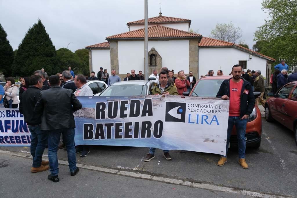 Manifestantes durante a concentración en Defensa do Sector Percebeiro da Galiza ante a sede da Xunta, o14 de abril de 2023, en Santiago de Compostela. (Foto: Europa Press)