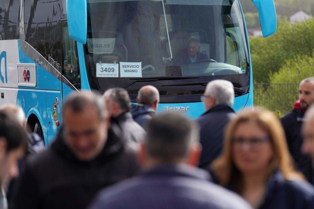 Varias persoas durante unha folga do transporte de viaxeiros na estación de autobuses de Santiago, o 31 de marzo de 2023. (Foto: Älvaro Ballesteros / Europa Press)