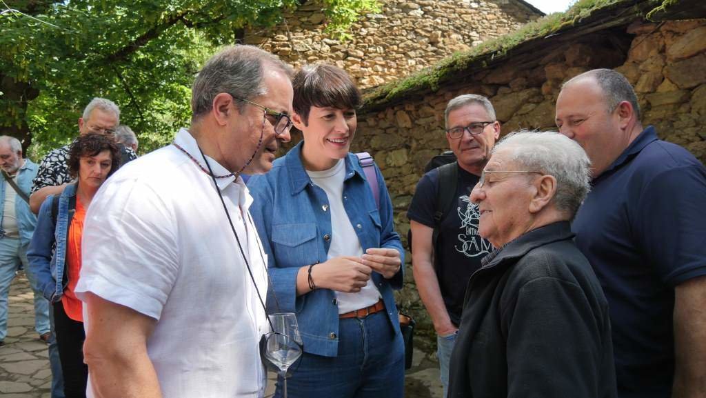 Ana Pontón durante a súa visita á Feira do Viño de Vilachá.