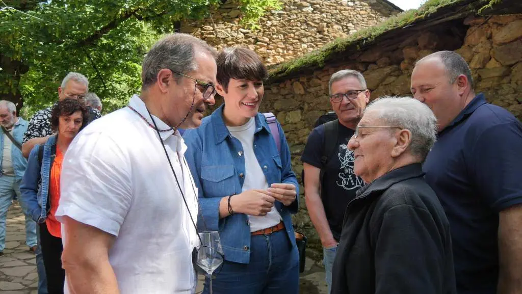 Ana Pont&oacute;n durante a s&uacute;a visita &aacute; Feira do Vi&ntilde;o de Vilach&aacute;.
