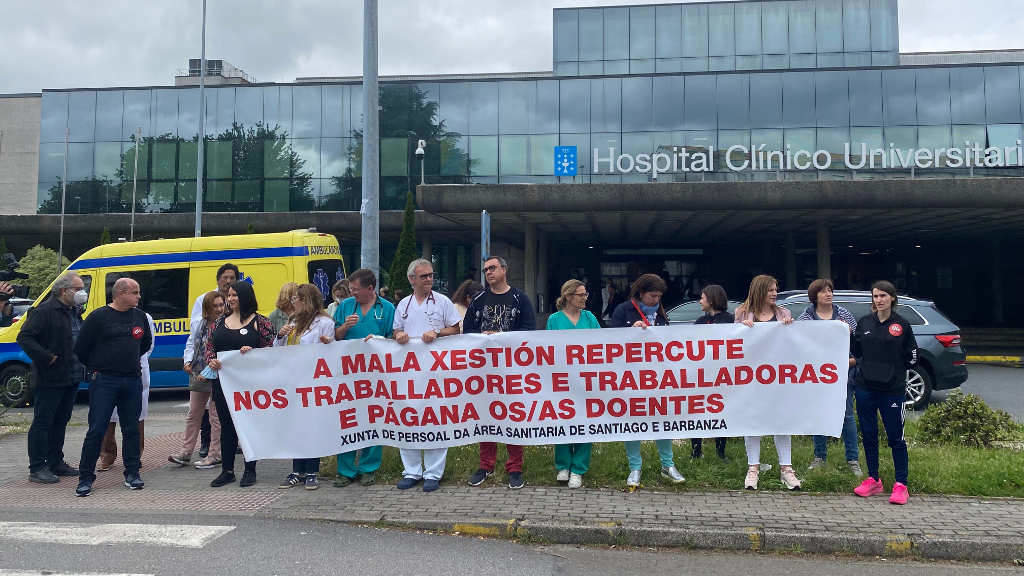 Protesta de médicos e médicas internistas, esta segunda feira, ante o Hospital Clínico de Santiago. (Foto: Europa Press)