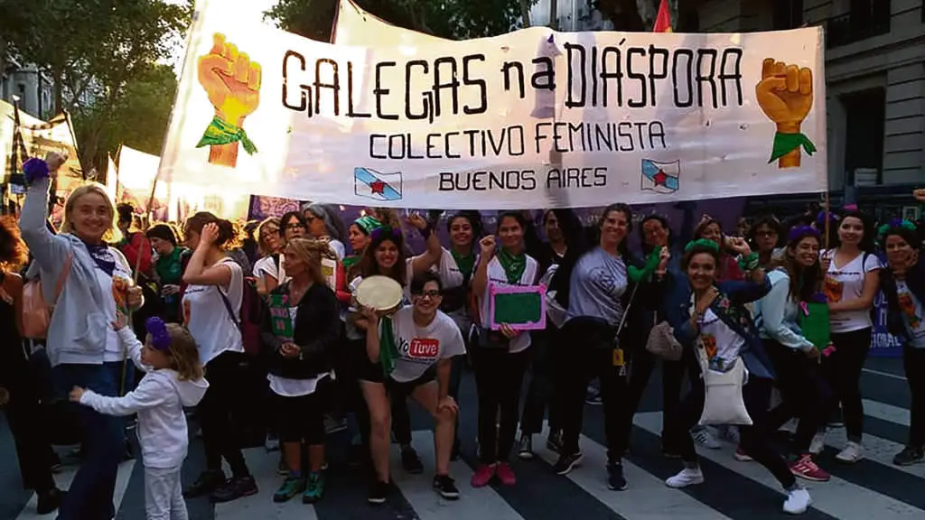 O colectivo de mulleres galegas en Bos Aires o 8-M de 2019. (Foto: Galegas na di&aacute;spora)