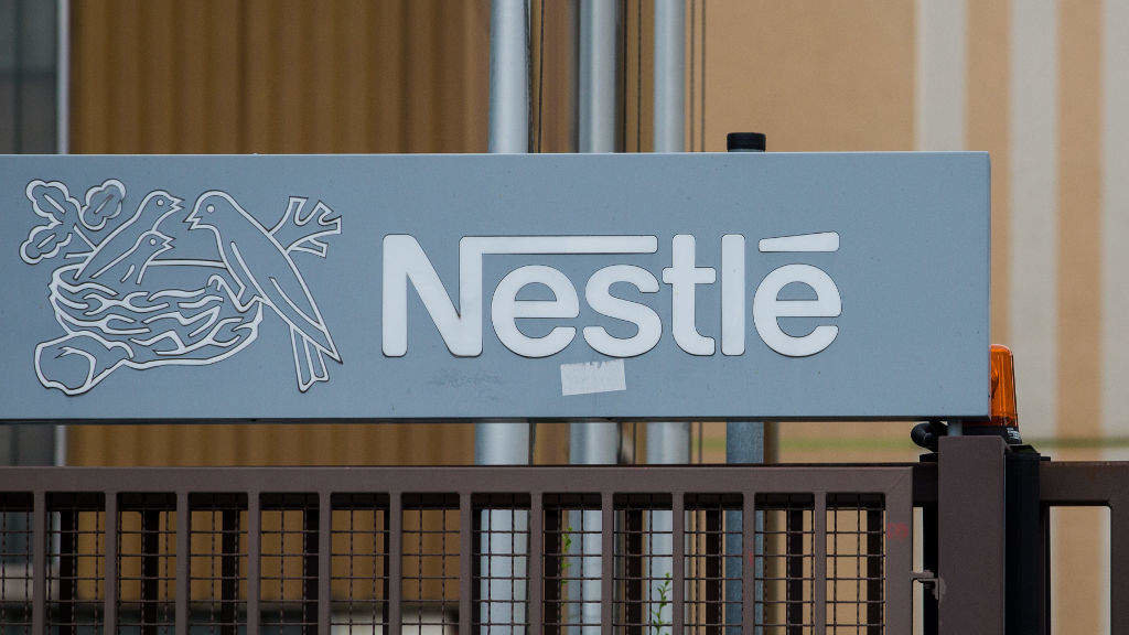 Logo de Nestlé nas súas instalacións en Alemaña. (Foto: Christoph Schmidt / Deutsche Press / DPA)