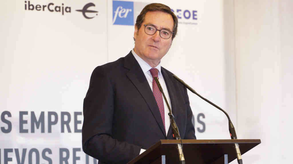 O presidente de CEOE, Antonio Garamendi, nunha conferencia (Foto:   Alberto Ruiz / Europa Press).