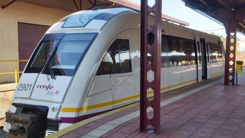 Tren FEVE na estación de Ferrol. (Foto: Google)