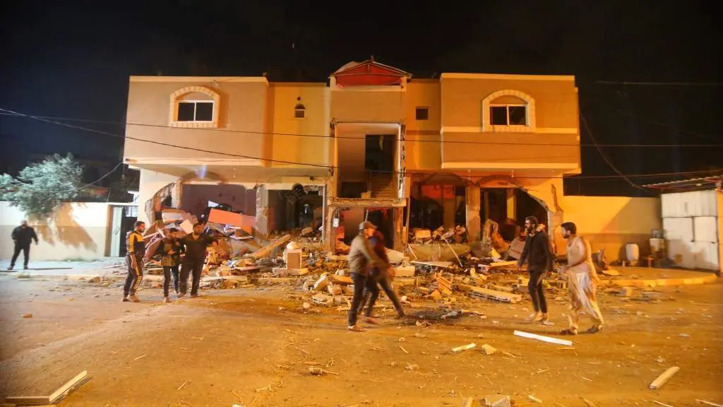 Persoas reunidas nas proximidades dun dos edificios atacados por Israel en Gaza. (Foto: Str / Apa Images Via Zuma Press)