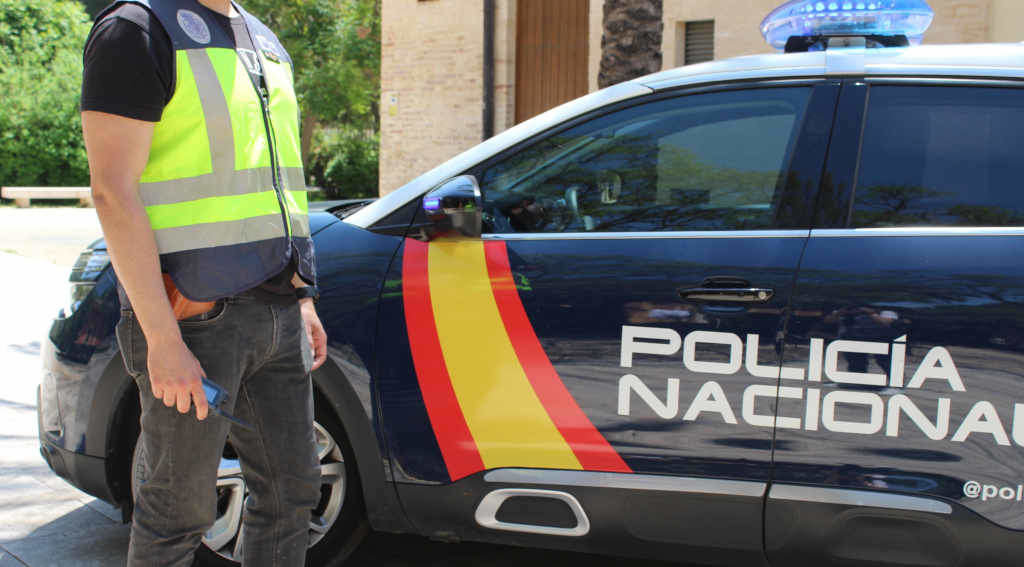 Un axente e un vehículo da Policía española. (Foto: Policía).
