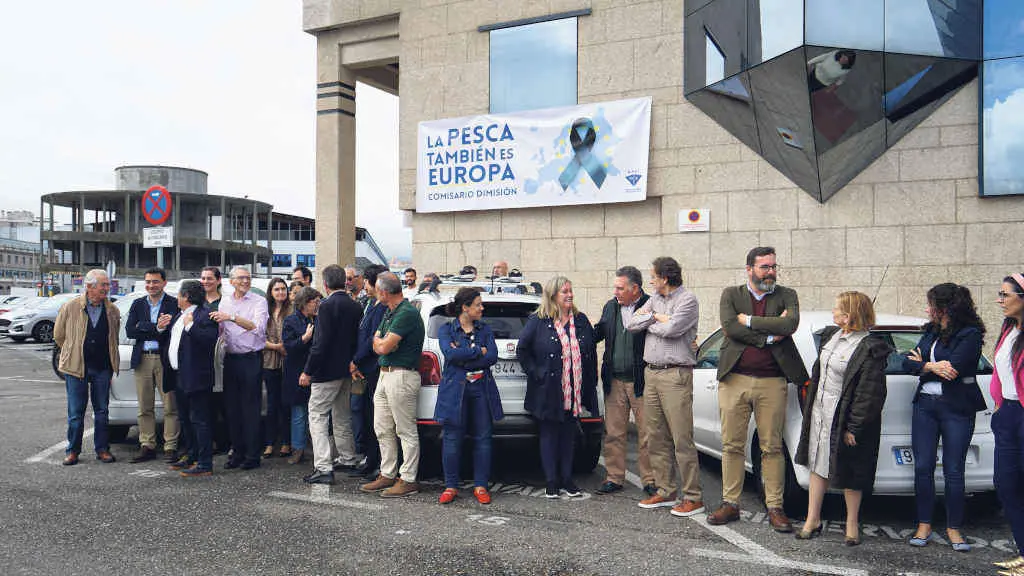 Membros de ARVI durante a protesta onte no Porto de Vigo (Foto: Javier V&aacute;zquez / Europa Press).