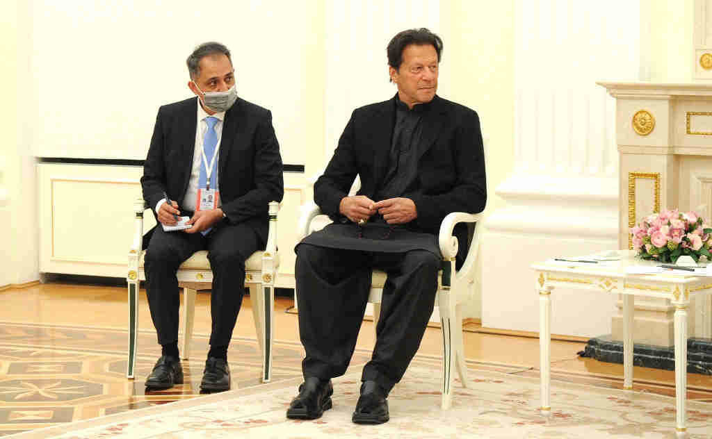 Imran Khan, ex líder paquistaní, á dereita. (Foto: Kremlin / DPA)