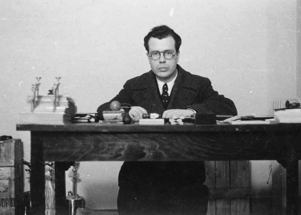 Del Riego, no despacho de avogados de Valentín Paz-Andrade, após a súa chegada a Vigo, en 1940 (Imaxe: Arquivo Antón Mascato)