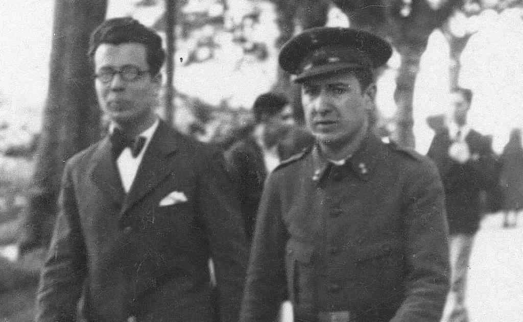 Del Riego e Ricardo Carvalho Calero, con uniforme militar, paseando pola Alameda de Compostela en 1932 (Imaxe: Arquivo Antón Mascato)
