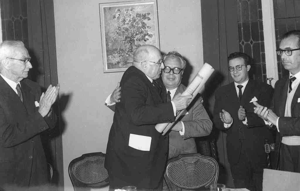 Del Riego abrazándose a Ramón Otero Pedraio, en Compostela, 
no ano 1968 (Imaxe: Arquivo Antón Mascato)