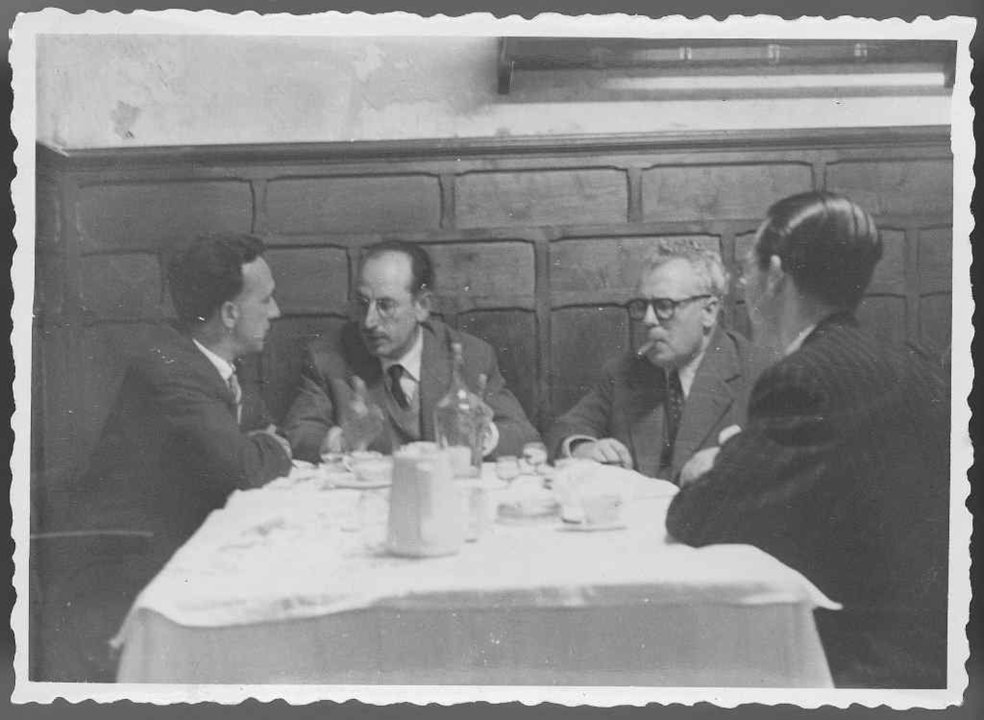 Xosé Luís Branco, Xaime Illa Couto, Del Riego e Ramón Piñeiro, en Pontevedra, no ano 1950 (Imaxe: Arquivo Antón Mascato)