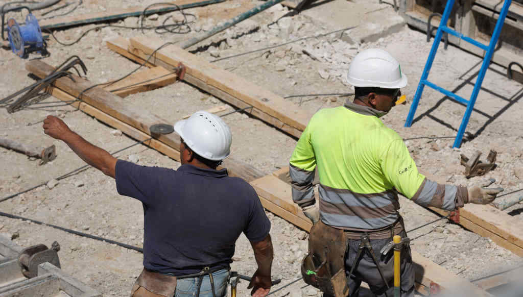 Dous operarios da construción traballando durante unha vaga de calor (Foto: Eduardo Parra / Europa Press).