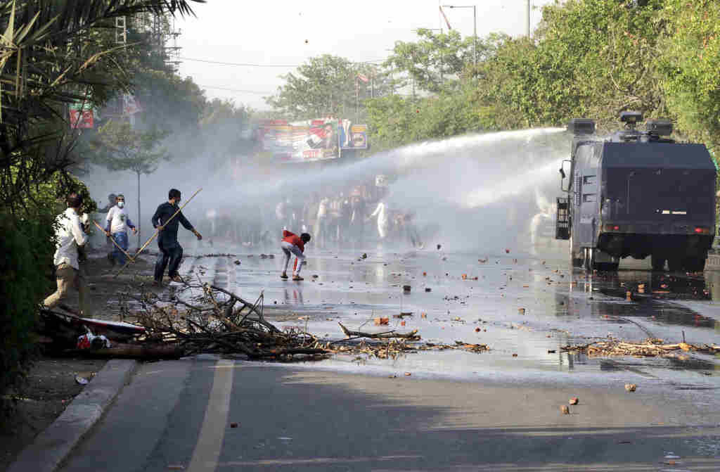 As forzas de seguridade paquistanís usando un canón de auga a terza feira para desmobilizar as protestas que se estenderon polo país. (Foto: Europa Press / Contacto / PPI)