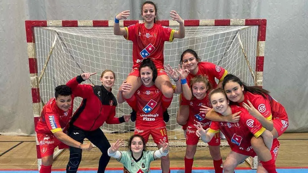 Betanzos, capital do f&uacute;tbol sala galego de base. O Pavill&oacute;n Municipal de Betanzos albergar&aacute; o pr&oacute;ximo domingo, 14 de maio, as finais das Ligas Galegas de F&uacute;tbol Sala, un evento que reunir&aacute; os mellores equipos do pa&iacute;s e que coroar&aacute; os campi&oacute;ns da tempada.
Distribu&iacute;do por categor&iacute;as de idade, abrir&aacute;n xogo Viaxes Amarelle da Coru&ntilde;a e Poio Pescamar &aacute;s 10.30 horas para dilucidar quen levanta o t&iacute;tulo feminino infantil. Despois, &aacute;s 12, competir&aacute;n polo Galego benxam&iacute;n Ribeira e C&iacute;os Vigo. Xa &aacute;s 13.15 Saraiba do Mar e IES Coru&ntilde;o optar&aacute;n a subir ao m&aacute;is alto do podio da modalidade pre benxam&iacute;n. Pola tarde, ser&aacute; a quenda das cadetes femininas Escola Futsal Morrazo e Poio Pescamar (16 horas), dos e das alev&iacute;ns IES Coruxo e C&iacute;os Vigo (18 horas) e de Academia 5 Coru&ntilde;a e O Parrulo F&uacute;tbol Sala, que baixar&aacute;n o pano &aacute;s 20 horas co com&uacute;n obxectivo de proclamarse novo campi&oacute;n infantil masculino.
Na presentaci&oacute;n do evento, que tivo lugar no Concello de Betanzos e que contou coa presenza da alcaldesa de Betanzos, Mar&iacute;a Barral; o concelleiro de Deportes, Andr&eacute;s Teijo Hermida; o presidente do club anfitri&oacute;n (Troula Betanzos FS) e colaborador na organizaci&oacute;n, Luis Carro; e o vicepresidente e m&aacute;ximo respons&aacute;bel do f&uacute;tbol sala na Galiza, Pablo Prieto, este &uacute;ltimo destacou que as escuadras vencedoras "obter&aacute;n un boleto para participar no Campionato de Espa&ntilde;a".

O Parrulo Ferrol busca #OCami&ntilde;oDePrimeira
Sen sa&iacute;r do f&uacute;tbol sala, pero saltando &aacute; categor&iacute;a s&eacute;nior masculina, O Parrulo Ferrol, que v&eacute;n de clasificarse para un play-off no que aspira a regresar &aacute; m&aacute;xima categor&iacute;a, lanzou nas redes a campa&ntilde;a #OCami&ntilde;oDePrimeira, coa que pretende obter un maior apoio econ&oacute;mico por parte das empresas da comarca. (Foto: Poio Pescamar).