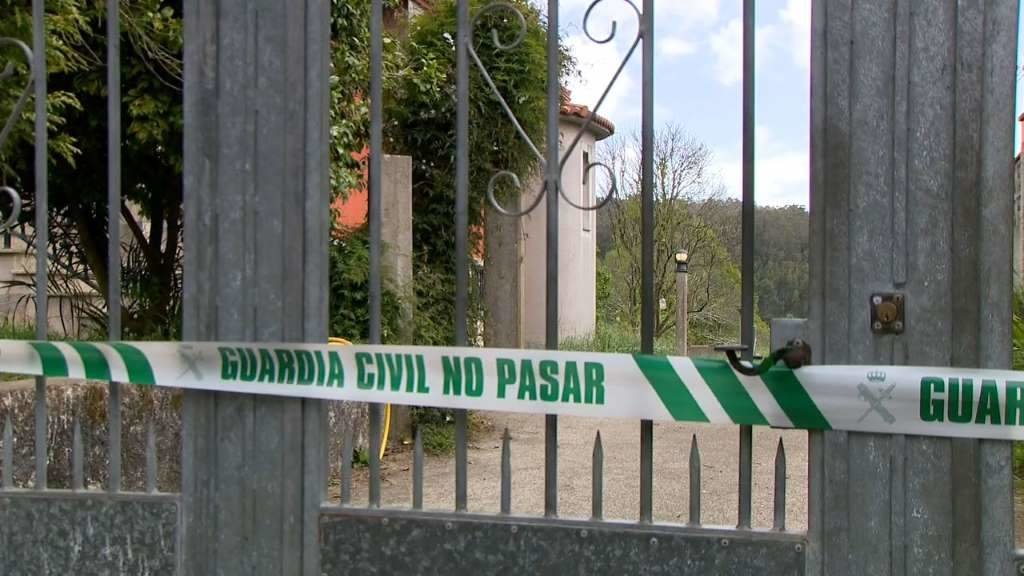 A entrada do domicilio deste veciño de Orro (Culleredo), precintada pola Garda Civil. (Foto: TVG)