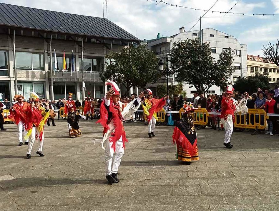 Damas e danzantes na praza de Salceda de Caselas. (Foto: Helena Pousa Ortega).