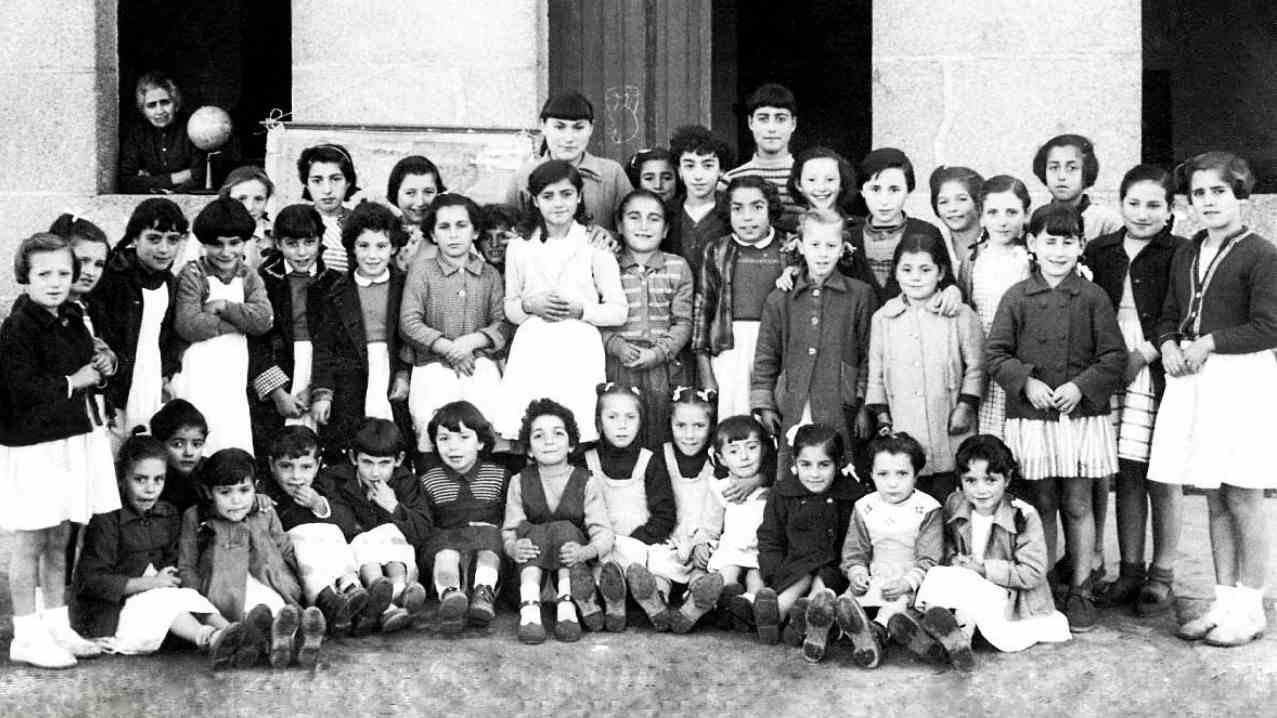 Escola de Eugenia Domínguez na Canceliña, Bueu, nos anos 50, recollida no libro 'A escola pública en Bueu. O ensino primario'.