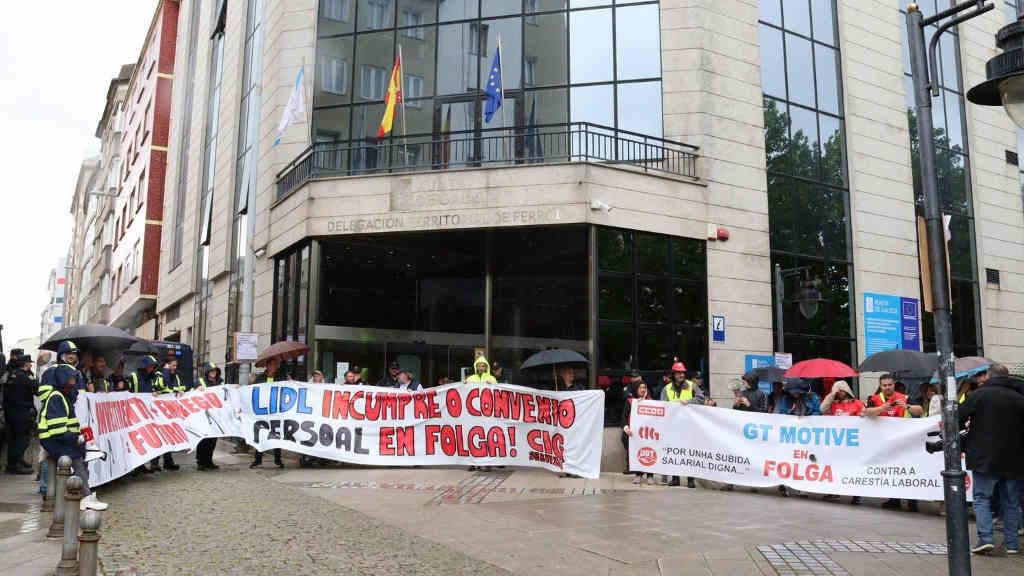 A mobilización conxunta rematou diante do edificio da Xunta en Ferrol (Foto: Nós Diario).