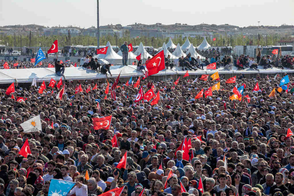 Público nun acto de campaña de Erdogan no aeroporto de Istambul. (Foto: Tolga Ildun / Zuma Press Wire / DPA)