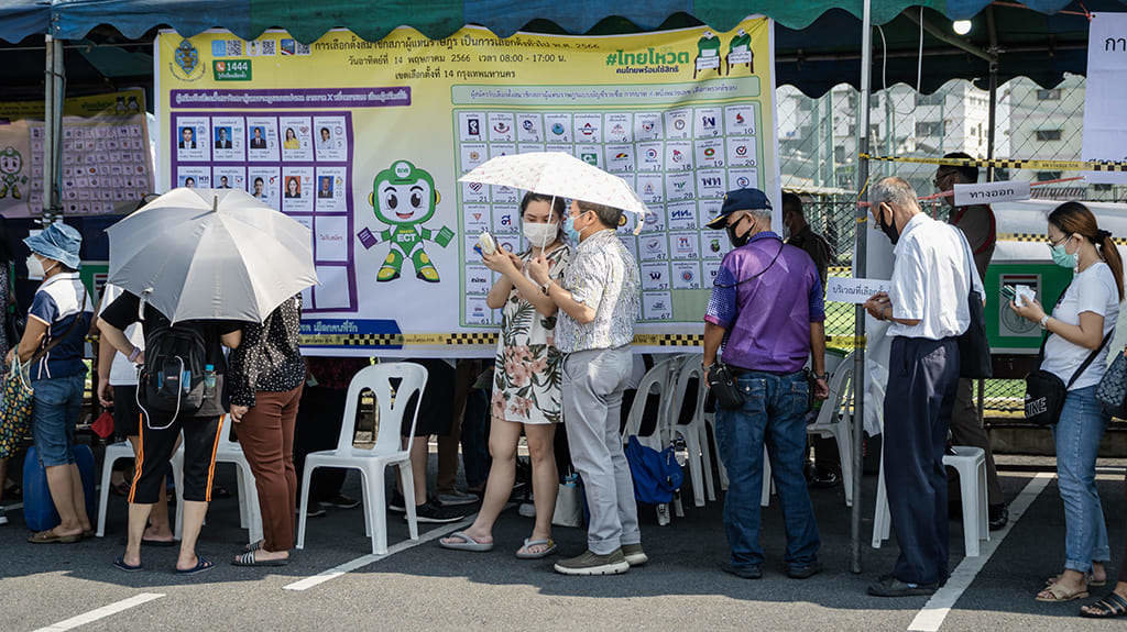 Xente agardando para votar hoxe en Tailandia (Foto: EP).