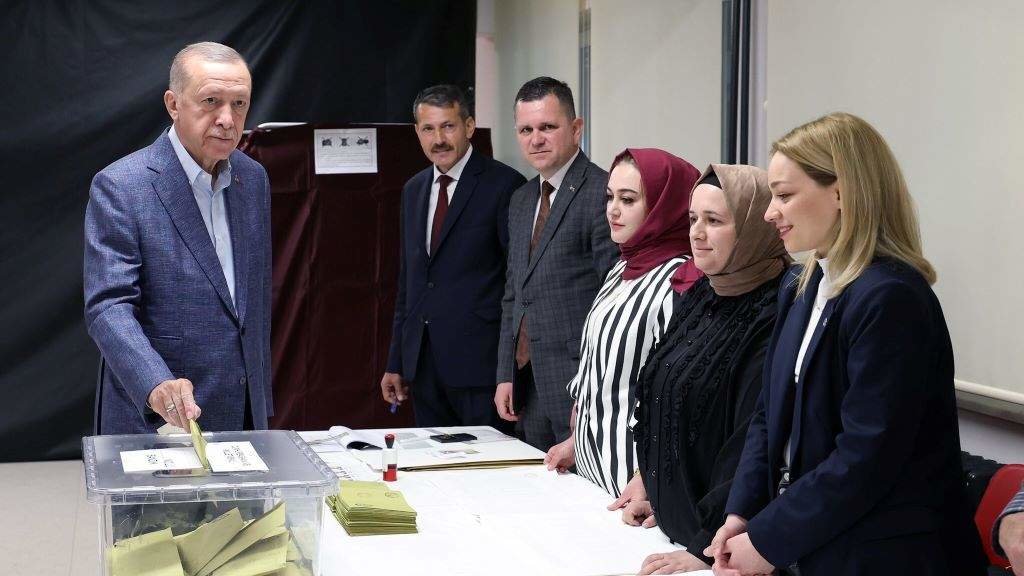 Erdogan depositando o seu voto este domingo. (Foto: Presidencia de Turquía)