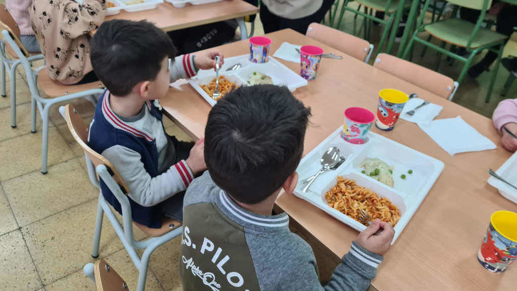 Crianzas nun comedor escolar (Foto: Europa Press).