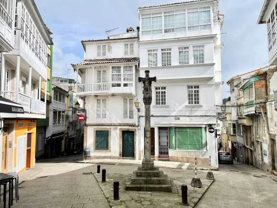 Praza da Angustia, coa casa de Ramiro Fonte, ao fondo &aacute; esquerda. Nesta mesma praza se aloxaba Pimentel cando veraneaba en Pontedeume.