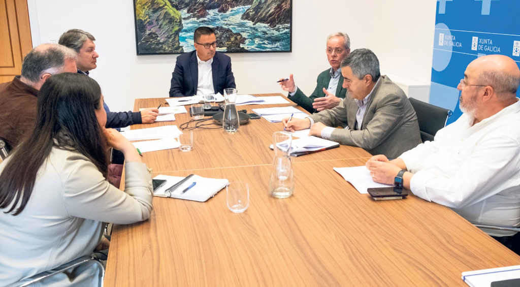 O conselleiro José González, no medio, na reunión de onte (Foto: Europa Press).