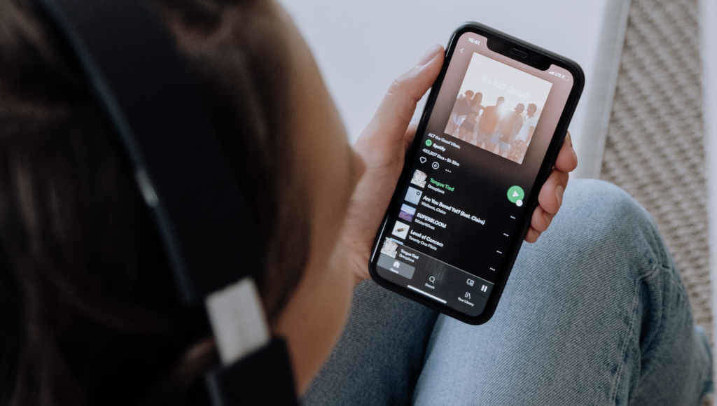 Unha persoa escoita música a través da plataforma Spotify (Foto: Pexels).