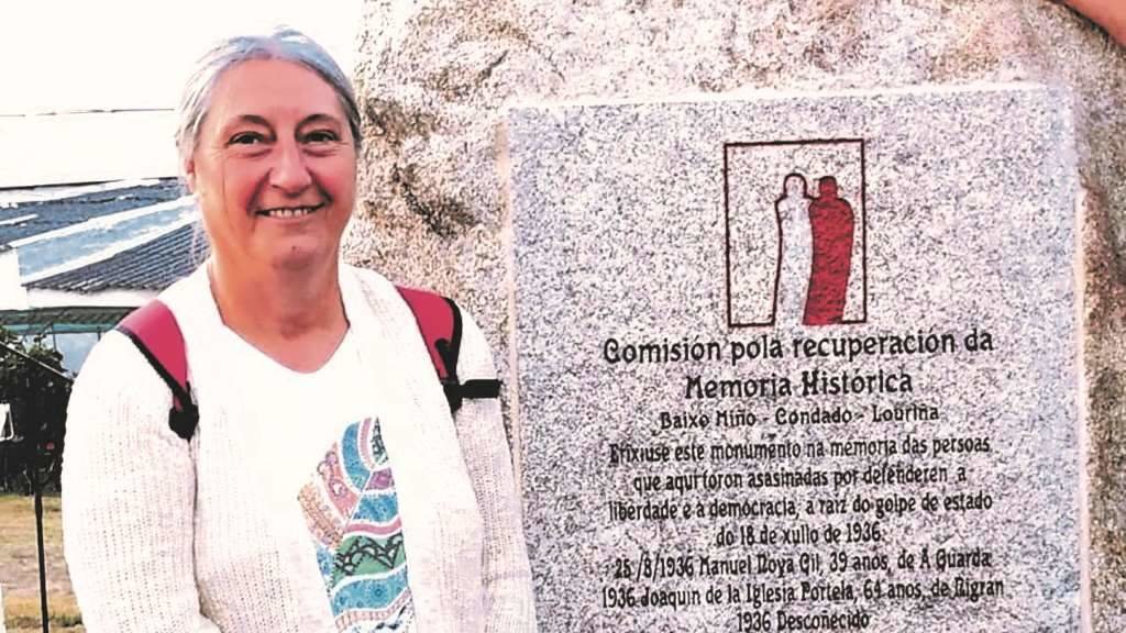 Helena Pousa no monumento erguido pola comisión en lembranza dos fusilados en Portecelo (O Rosal). [Foto: Nós Diario]