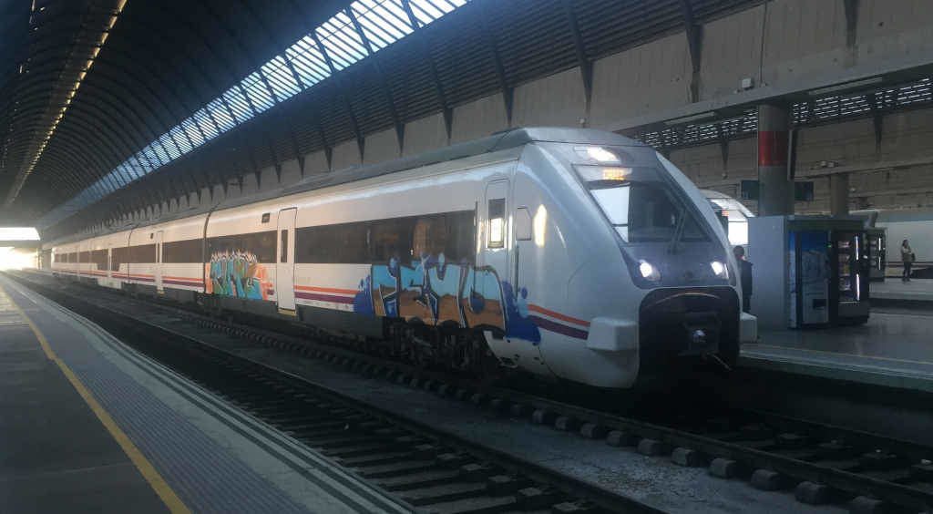 Un tren con pintadas (Foto: Europa Press).