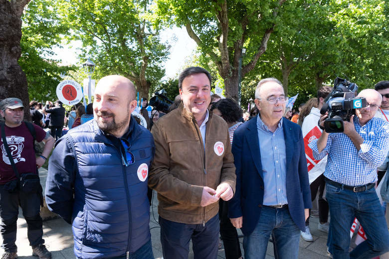 José Manuel Lage, Valentín G. Formoso e Xosé S. Bugallo, esta cuarta feira, na manifestación de Queremos Galego en Santiago. (Foto: Arxina)