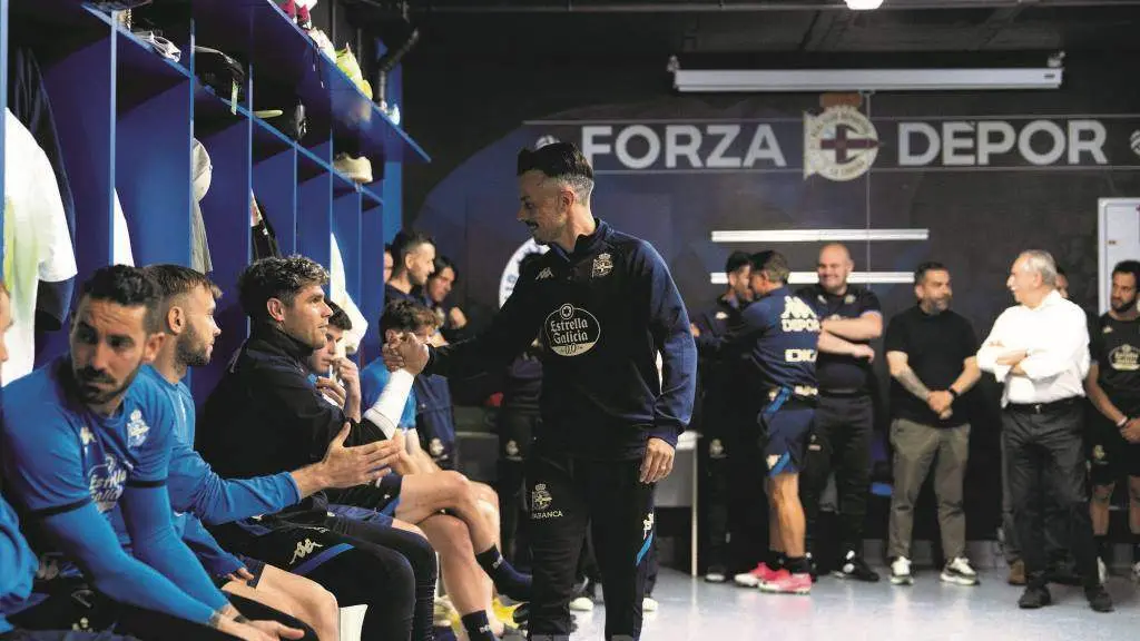 Rub&eacute;n de la Barrera sa&uacute;da o porteiro Edu Sousa nos vestiarios. (Foto: RC Deportivo)