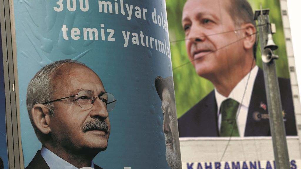 Carteis do candidato presidencial turco Kemal Kiliçdarolu e do presidente de Turquía Recep Tayyip Erdogan en Ankara. (Foto: Tunahan Turhan)