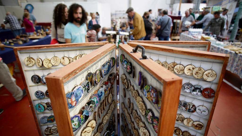 Mostrario de pendentes exhibido durante o Encontro Internacional de Torneiros da Madeira da Galiza en Xermade, A Terra Chá, en 2022. (Foto: Carlos Castro / Europa Press)