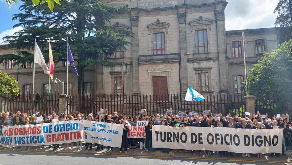 Protesta de avogados de oficio esta sexta feira ante o Parlamento galego (Foto: Nós Diario).