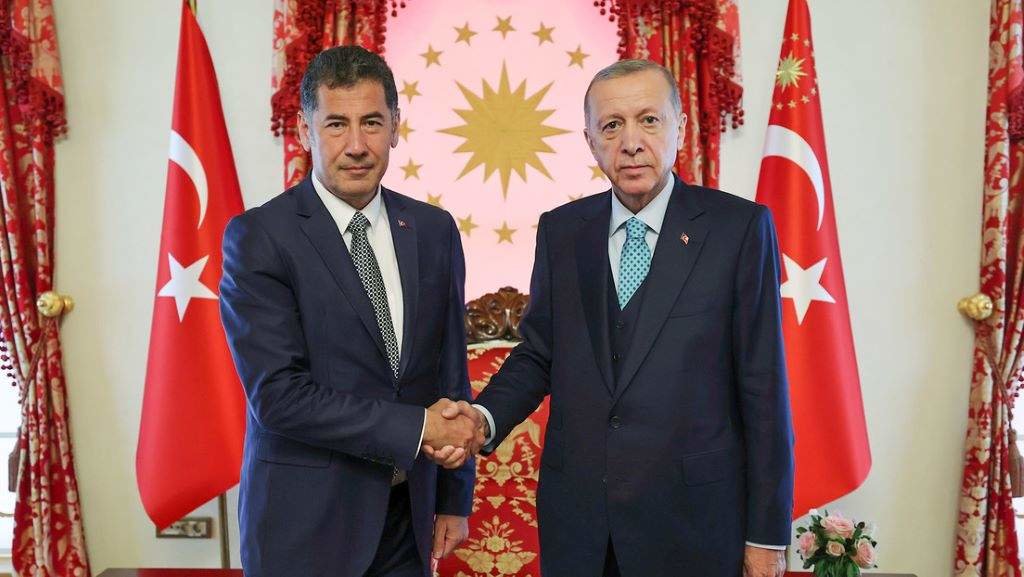Sinan Oğan e Recep Tayyip Erdoğan, esta segunda feira, selando o seu pacto electoral. (Foto: Presidencia de Turquía / AP)