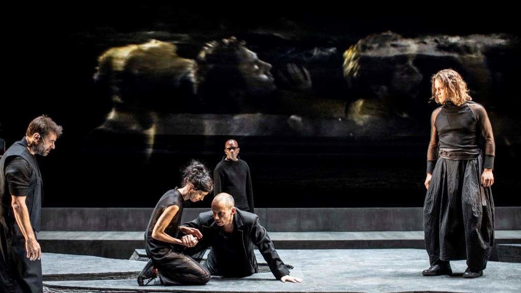 Representación de 'Iphigénie', do Theatre National de Strasbourg dirixida por Anne Théron, no Teatro Nacional do Porto. (Foto: Les Productions Merlin)