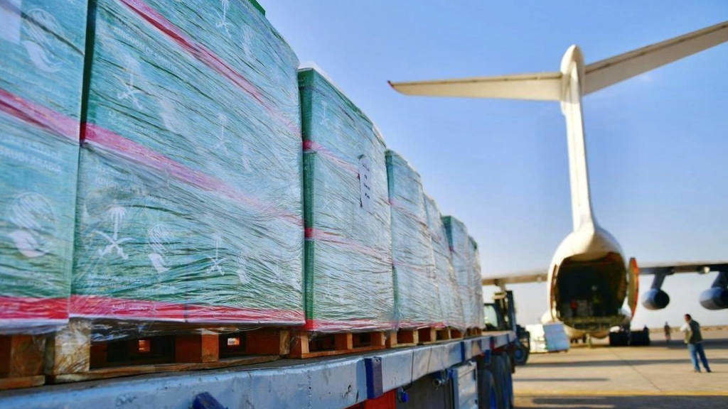 A axuda humanitaria saudita aterrou na segunda feira en Porto Sudán. (Foto: Saudi Press Agency / Dpa)