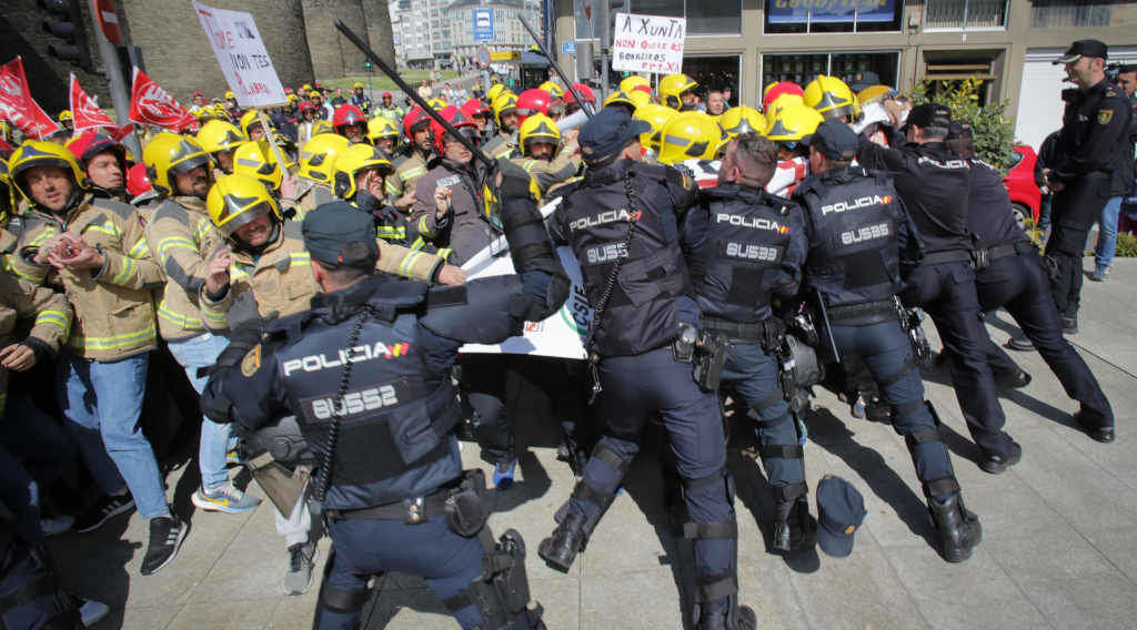 Carga policial contra os bombeiros hai unha semana en Lugo. (Foto: Carlos Castro / Europa Press)