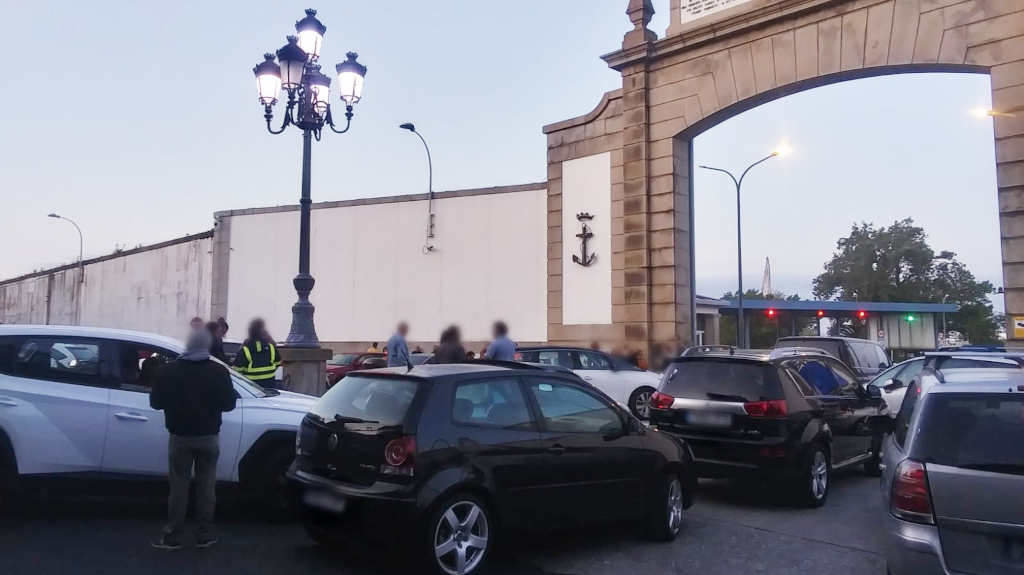 Persoal de Navantia bloqueando a entrada o estaleiro en Ferrol. (Foto: Europa Press).