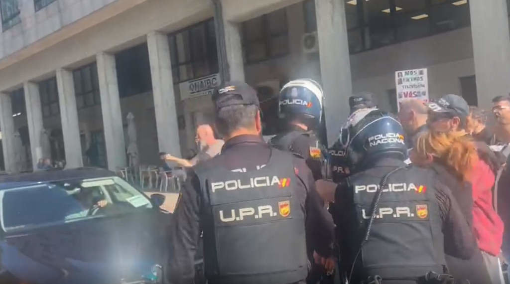 Axentes da Policía separan o persoal da CRTVG do coche no cal se encontraba Sánchez Izquierdo (Foto: Nós Diario).