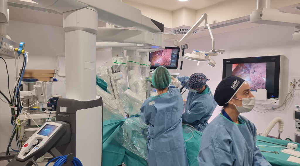 O equipo de cirurxía que usou o rotob para a extraccioón do páncreas (Foto: Chuac).